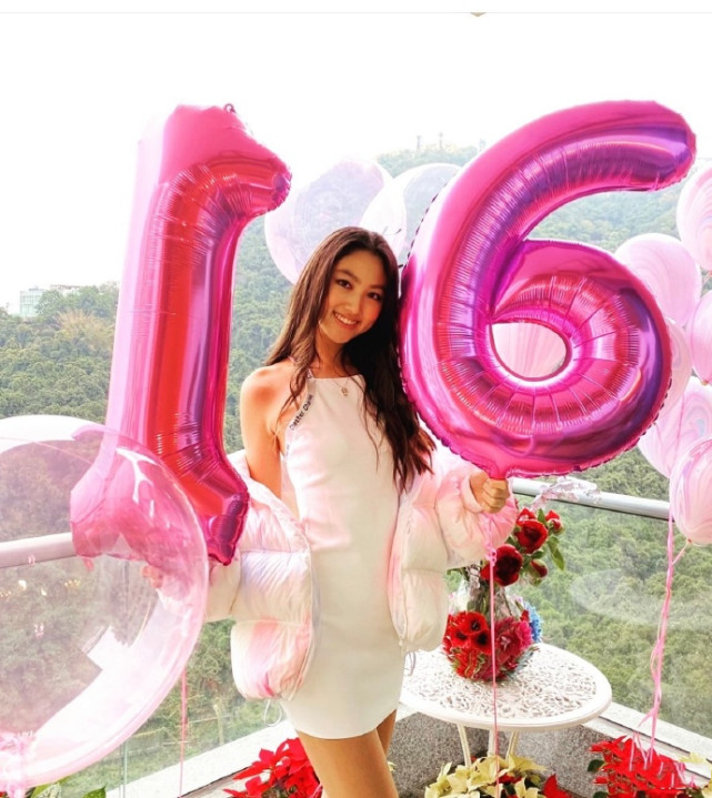 任达华老婆晒照为爱女庆生，16岁任晴佳身材高挑，超模范十足
