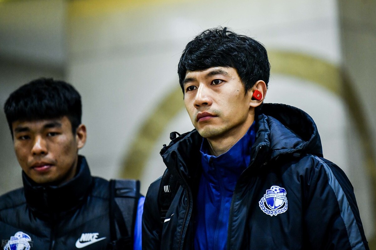 朱挺在跟泰山队左后卫宋龙的一次拼抢中出现了一次非常暴力的踩踏动作