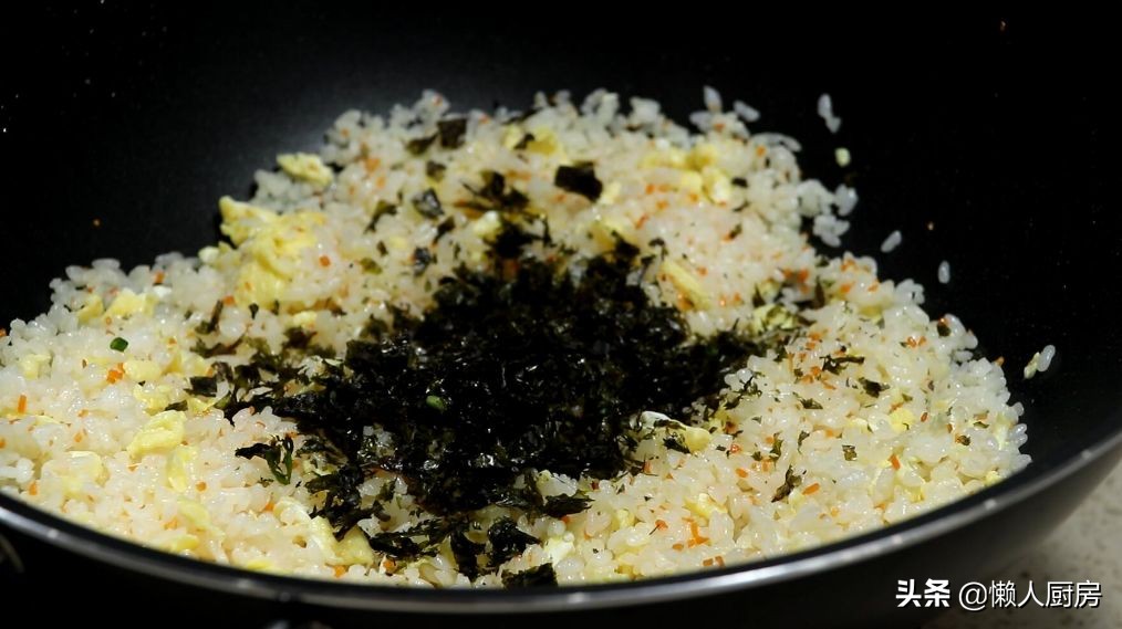 沒想到紫菜炒飯這麼好吃，配上1個雞蛋和半根胡蘿蔔，顏色豐富