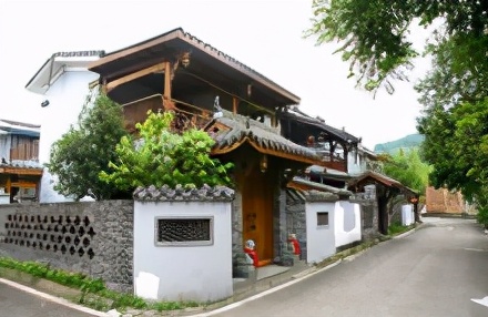 有人说：“故乡留不住肉身，异乡留不住灵魂。”