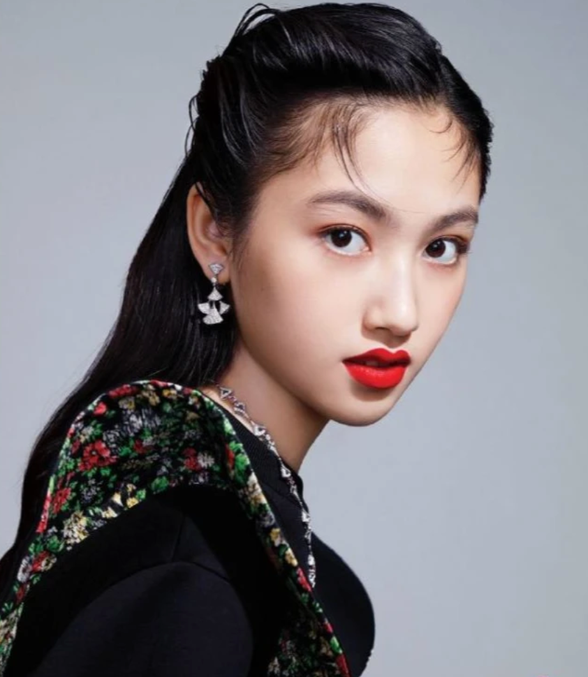 任达华15岁女儿近照，近1米8身高腿长赶超妈妈，蛮腰仅一把粗