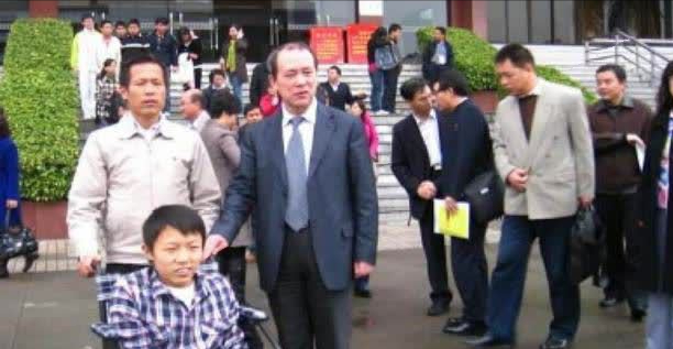 汶川地震中，那個捐款185元的殘疾小乞丐龔忠誠，如今怎麼樣了？