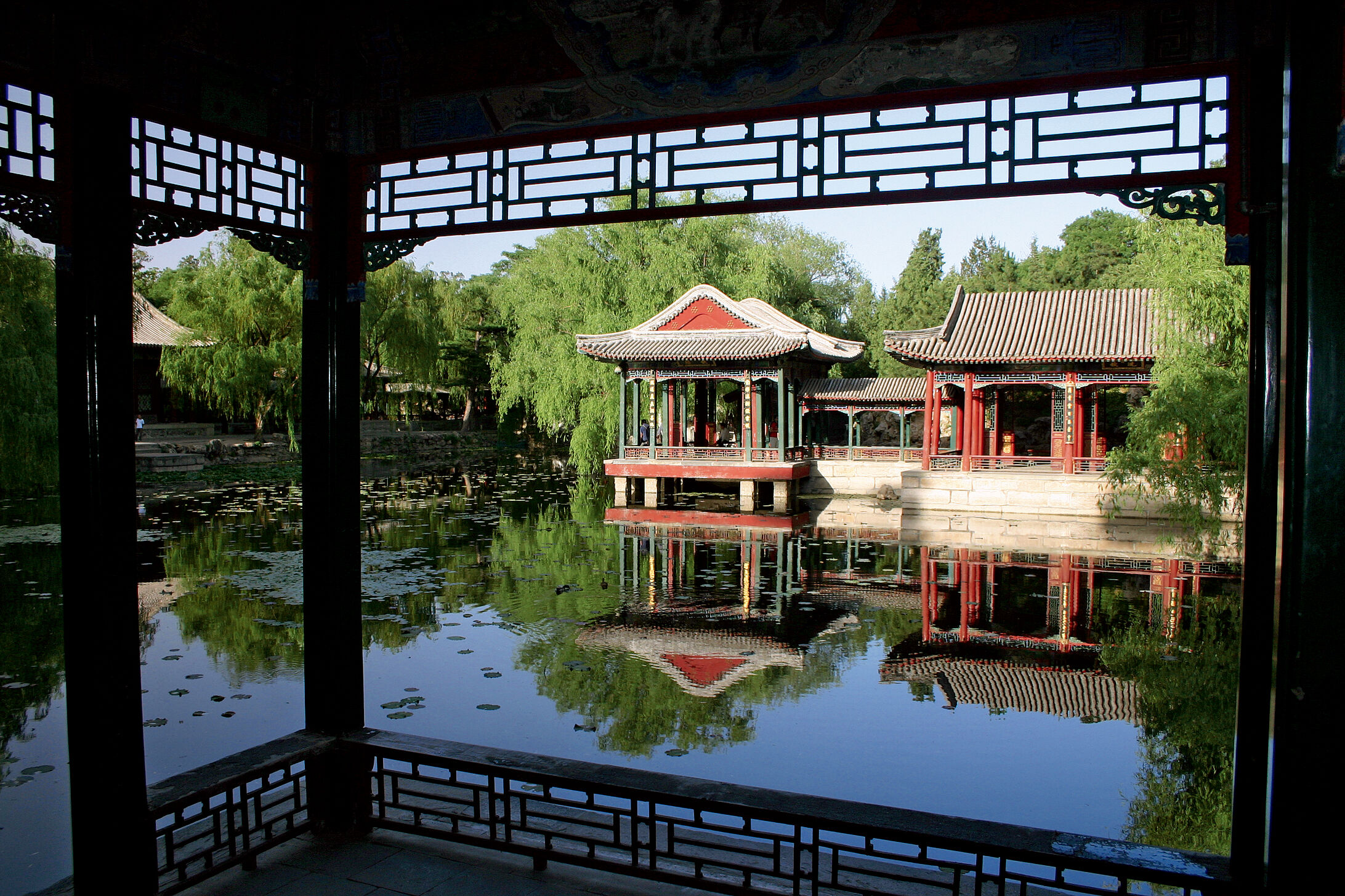 颐和园是遭列强洗劫后重建的，前身为乾隆所建清漪园