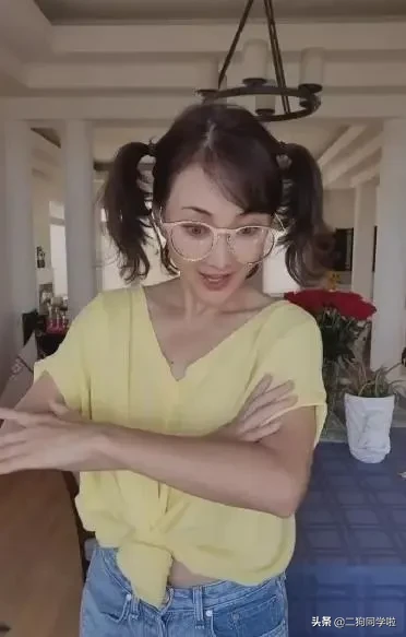 47岁牛莉在家真“奔放”，穿T恤故意打结跳舞，