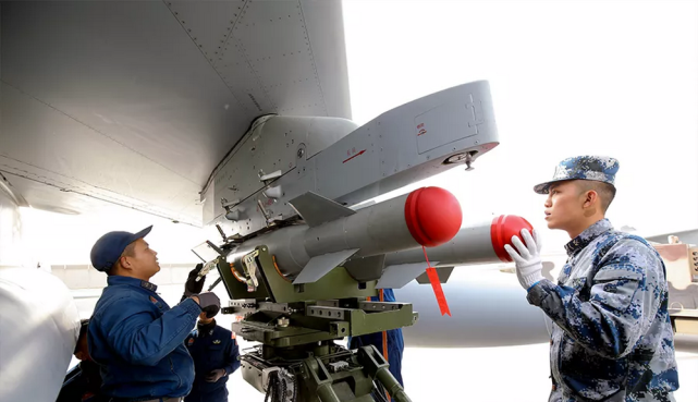中国空军公开首款国产双模制导炸弹，直接跨代进入世界领先行列