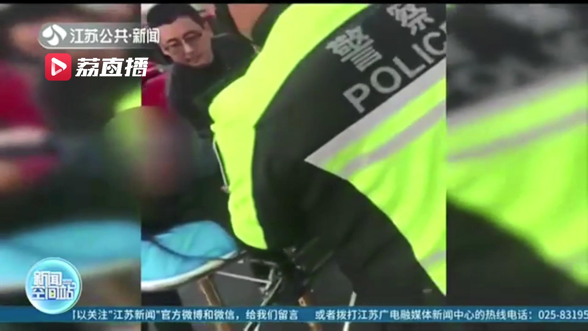 紧急施救！小轿车遭大客车追尾冲出30米 辅警大喊：不要睡着