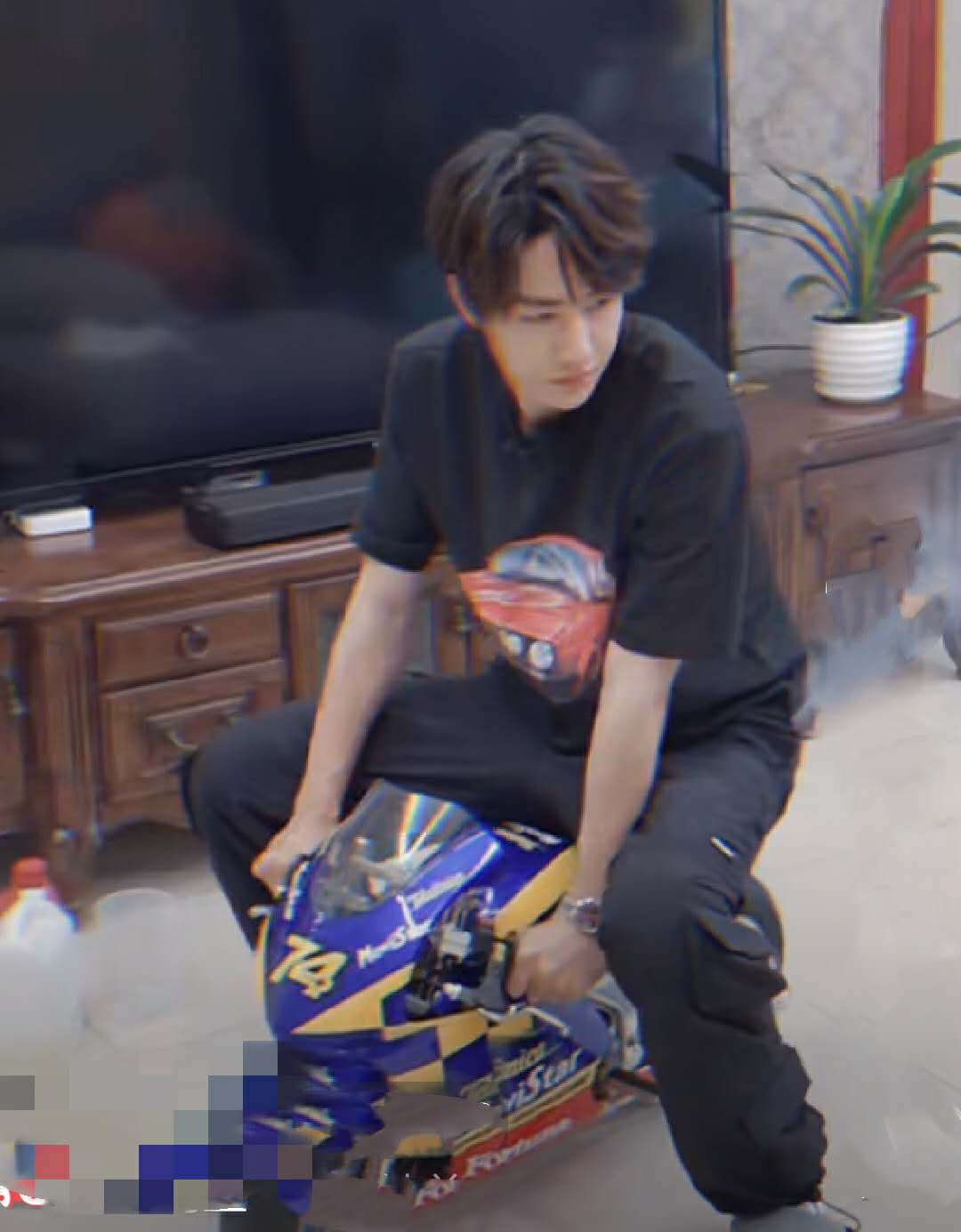 王一博带娃骑摩托车，穿拖鞋好居家，因太热脱