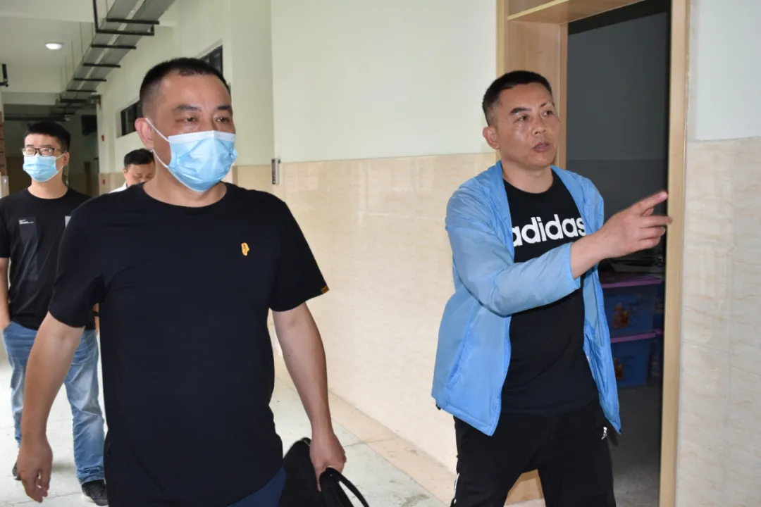 成都市双流区实验小学东区「领导视察」节约每滴水 造福你我他