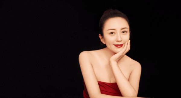 她在拍戏途中意外怀孕，如今10年过去了，孩子的