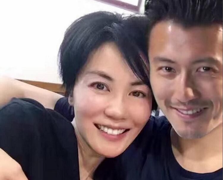 50岁的王菲长啥样？窦靖童晒与妈妈同框照，母女