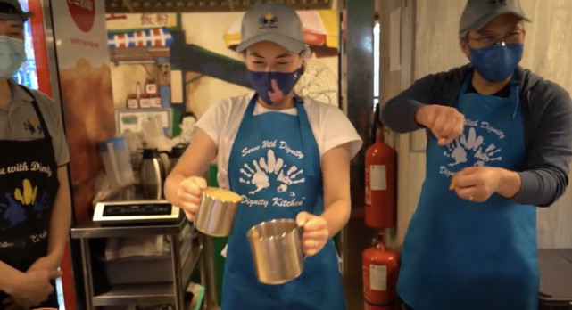 郭晶晶陪丈夫工作顯靦腆，小露一手讓霍啟剛當眾暴露“迷弟”本色