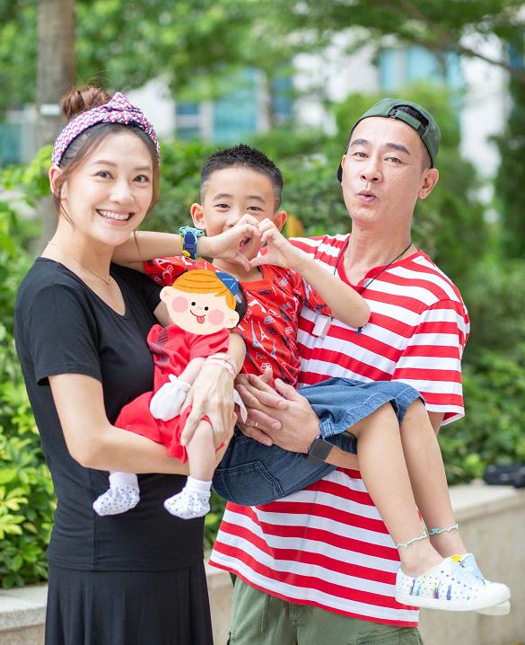 应采儿挺“孕肚”录节目，化妆拒绝涂口红，这才是当孕妇的样子
