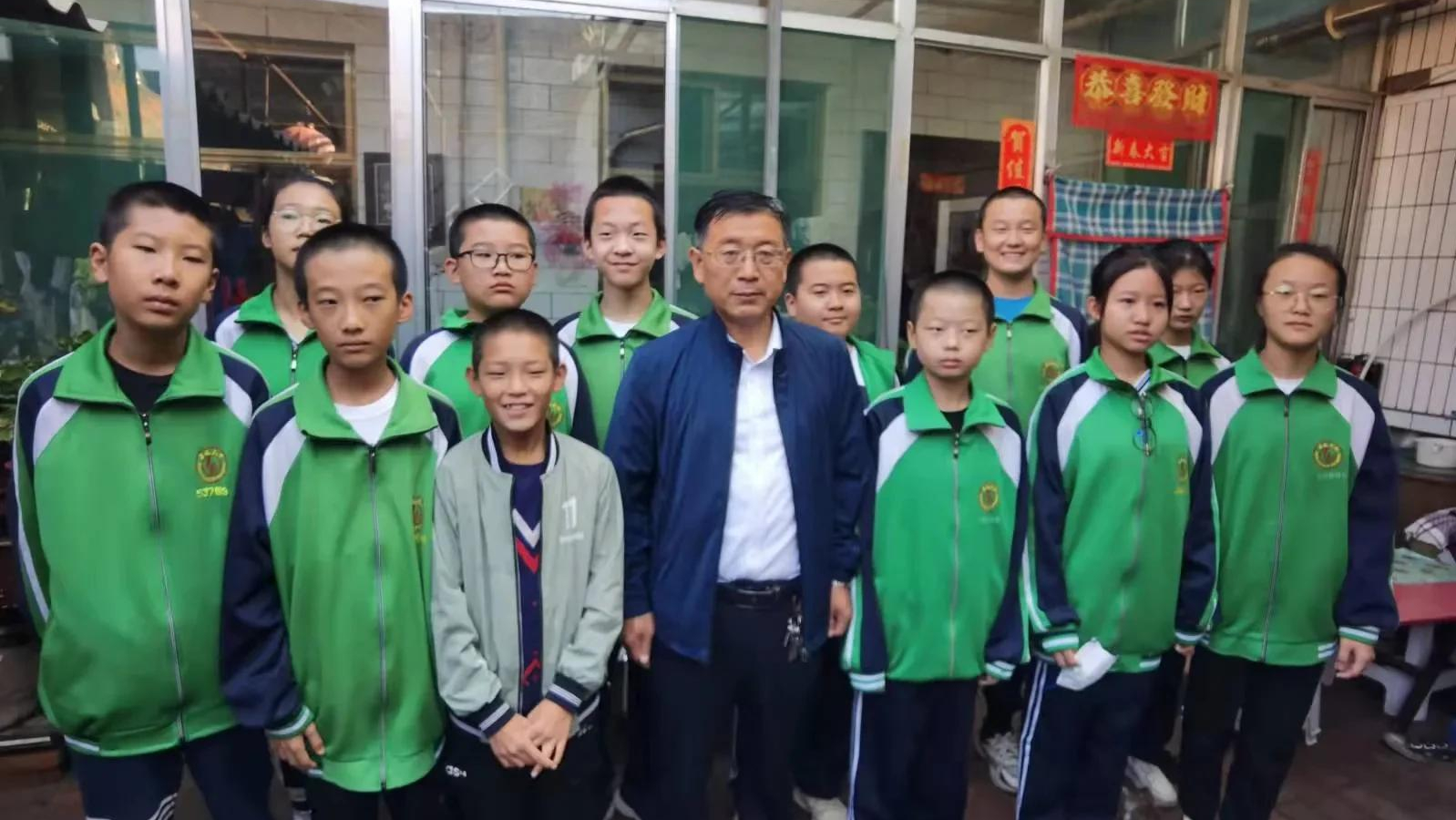 孝义六中579班慰问爱心妈妈李艳萍一家