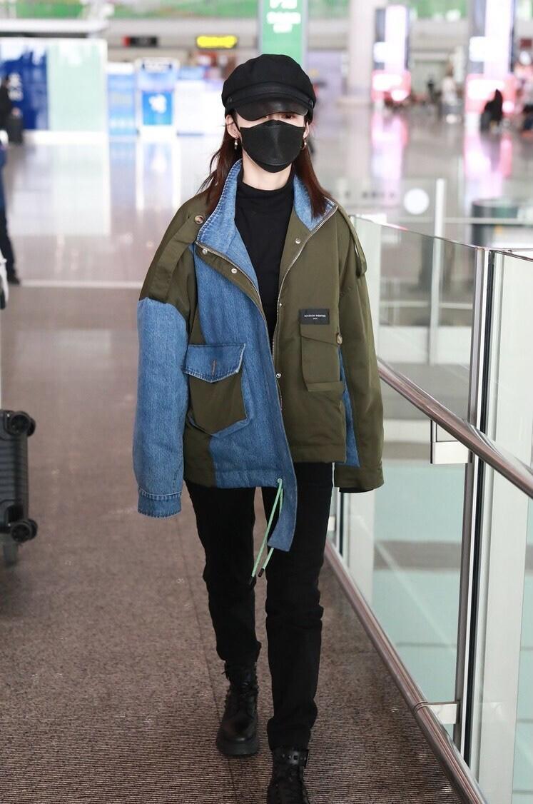 李沁美得让人“心动”，穿拼接色牛仔外套搭长