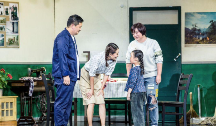 贾玲和逝世妈妈合照曝光，李焕英露庐山真面目，网友：妈妈好爱笑