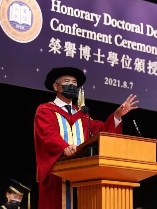 66岁周润发再获博士学位！满头白发穿西装，半蹲与粉丝合影接地气