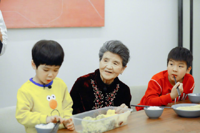 黃聖依曬大兒子近照，安迪裝備齊全變小小賽車手，造型炫酷超帥氣