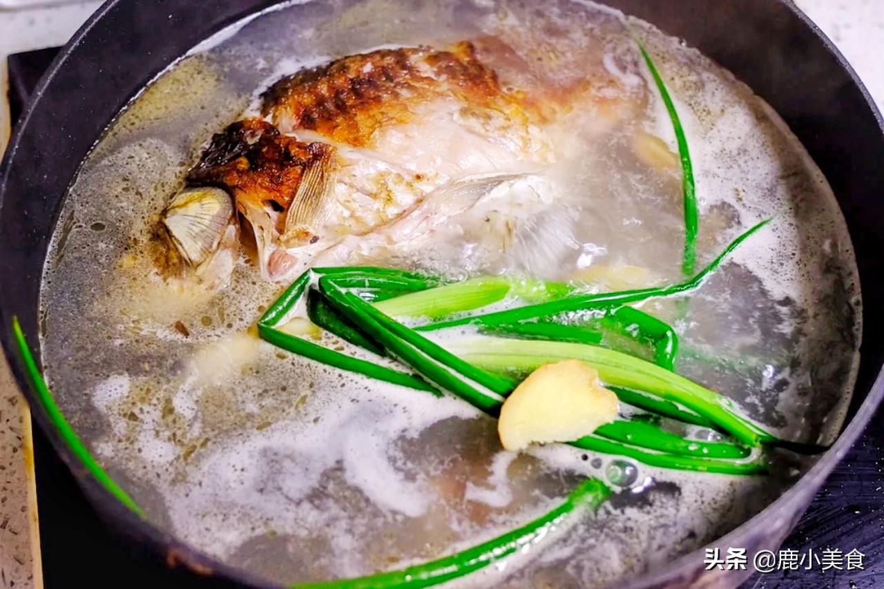 只要是炖鱼汤，千万别放“2种材料”，否则鱼汤味杂，鱼肉不鲜嫩
