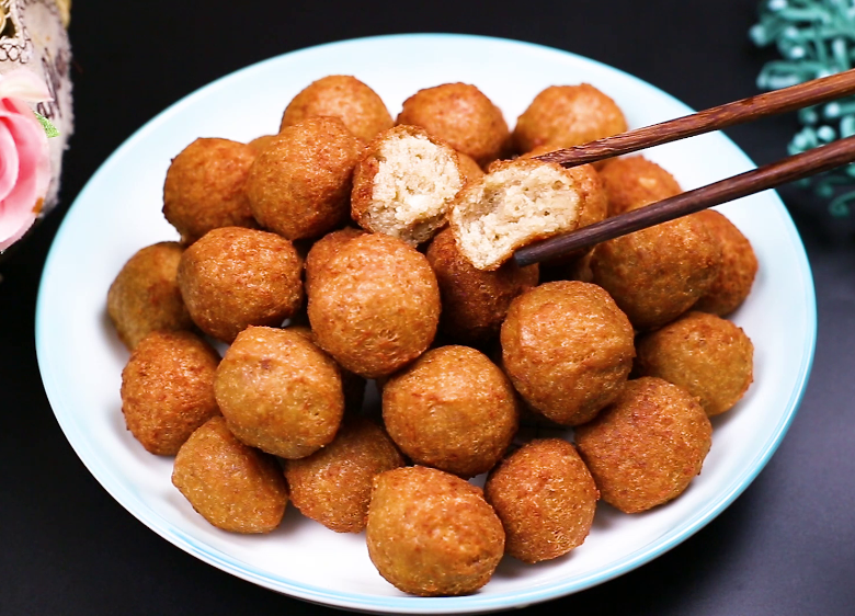 炸豬肉丸子時，謹記“2不放、加3樣”丸子外焦里嫩，放涼也不硬