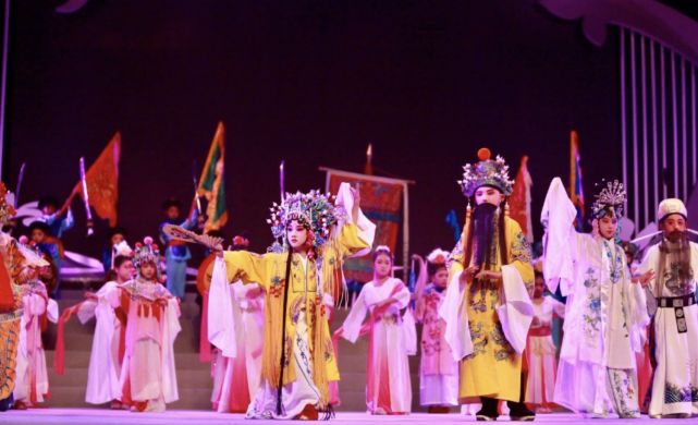 陆毅女儿再以京剧扮相出镜，贝儿造型超亮眼，举手投足尽显专业范