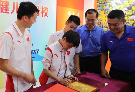 全红婵又被师哥带着玩一天！回母校观战，当颁奖嘉宾，莫名害羞