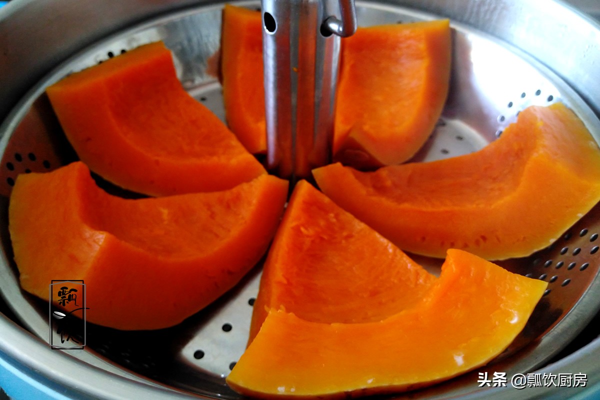 九月南瓜香，做成可口小蛋糕，营养又美味，孩子用手拿着吃超棒