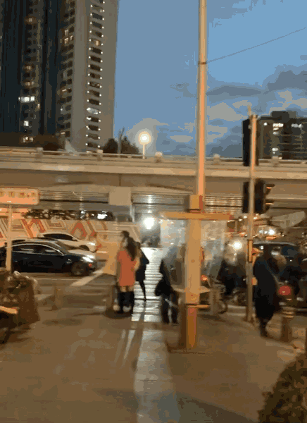 杜江夫婦在街邊等車，霍思燕投進老公懷裡取暖，感情恩愛羨煞旁人