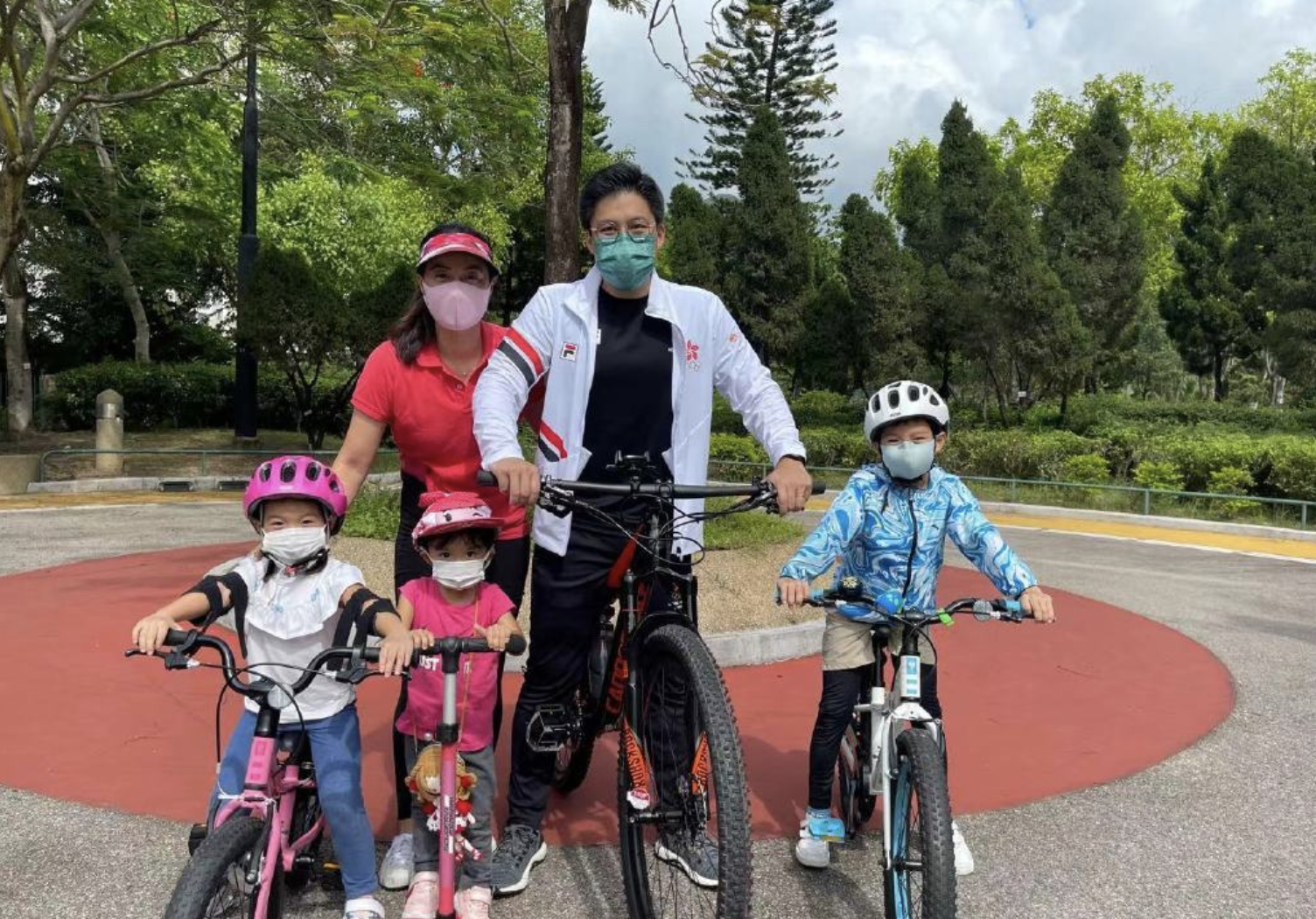 郭晶晶带孩子做公益，一家四口骑单车寻找水源，散播正能量