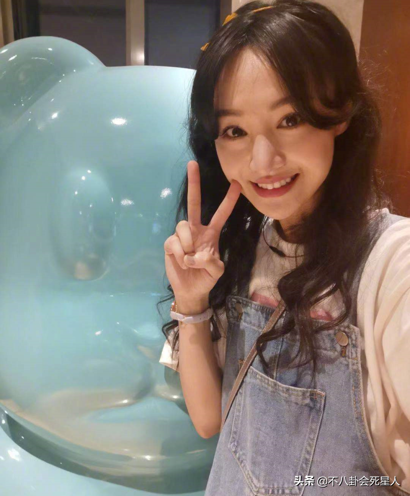 郑爽庭审现场发狂，美国法官要求她进行精神鉴