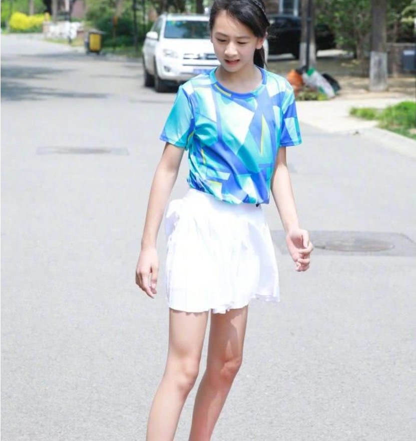 田亮8岁儿子“失控式”长大？腿部肌肉明显，给人一种成熟感