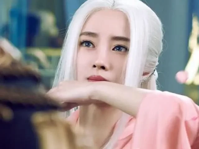 躲得了白发的马苏，避过了白发的鞠婧炜，却被