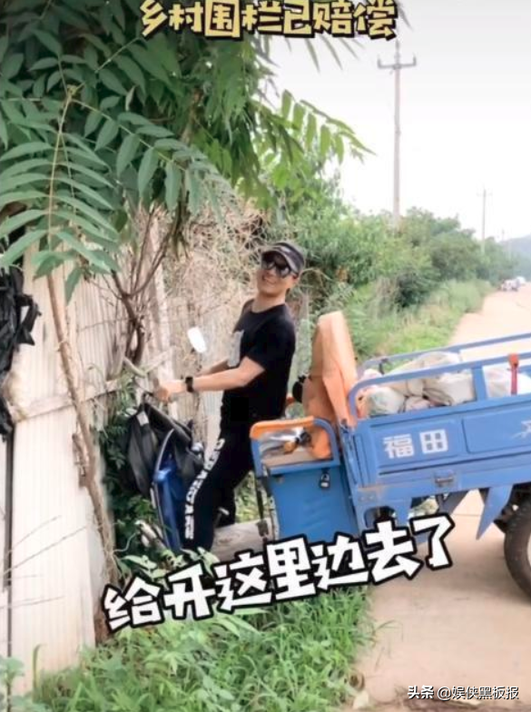 老司机汪峰骑三轮摩托，撞坏果园围栏，合影时
