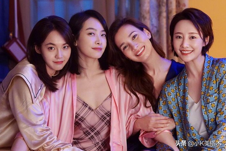 图文 女明星睡衣造型 格纹复古又摩登 在家也能穿出模特范 蒋梦婕穿丝绸睡衣 Www Bagua5 Net