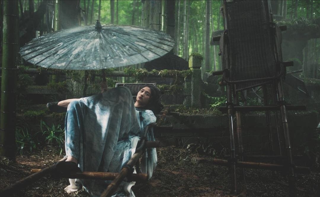 仿妆|关晓彤撑伞仿妆 妩媚成熟更深一筹