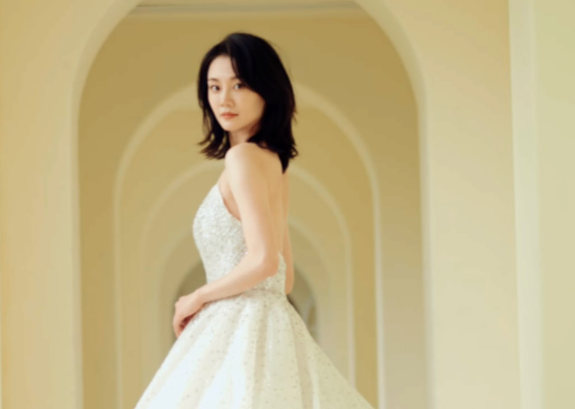 苗苗与郑恺婚后首拍婚纱大片，穿白纱秀美背，身材气质绝美无比