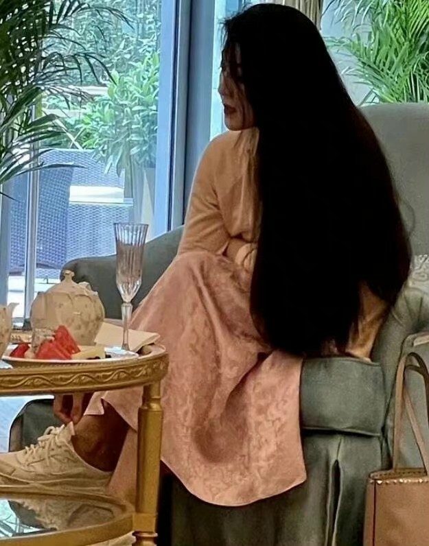 范冰冰去高级餐厅喝下午茶，出门自带大水壶，