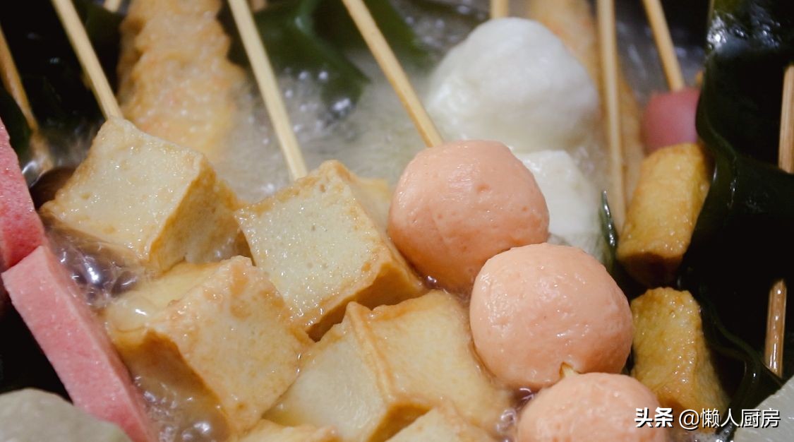 萝卜不直接吃，切成块下锅熬汤，配上火锅丸子，在家做懒人关东煮