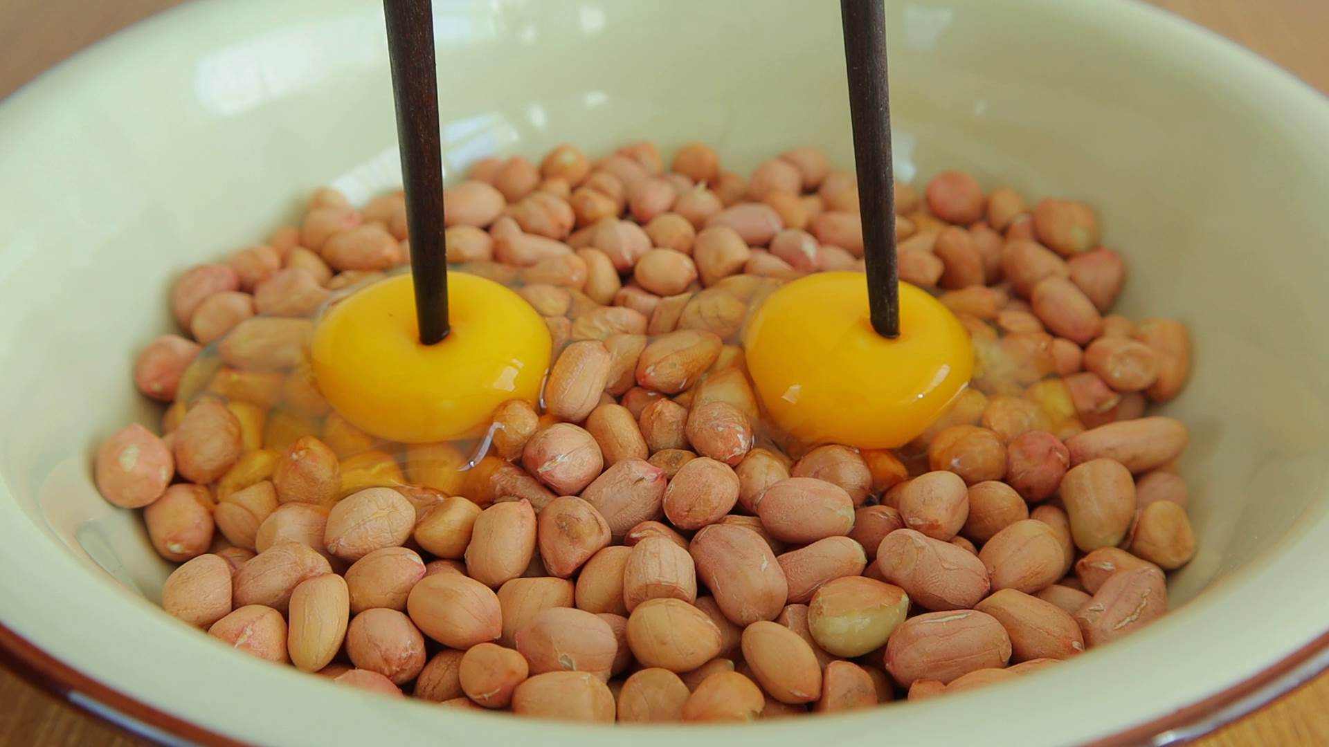 花生不油炸了，打入2個雞蛋，筷子一攪，咬一口嘎嘣脆，好吃上癮