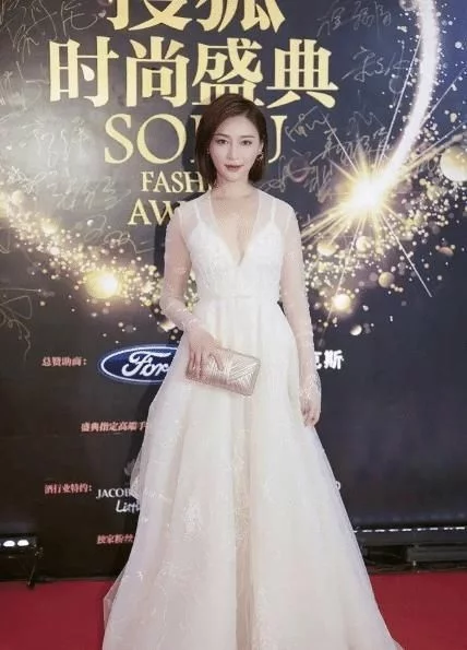 甘婷婷美得认不出，穿雪纺拖地连衣裙配丸子头