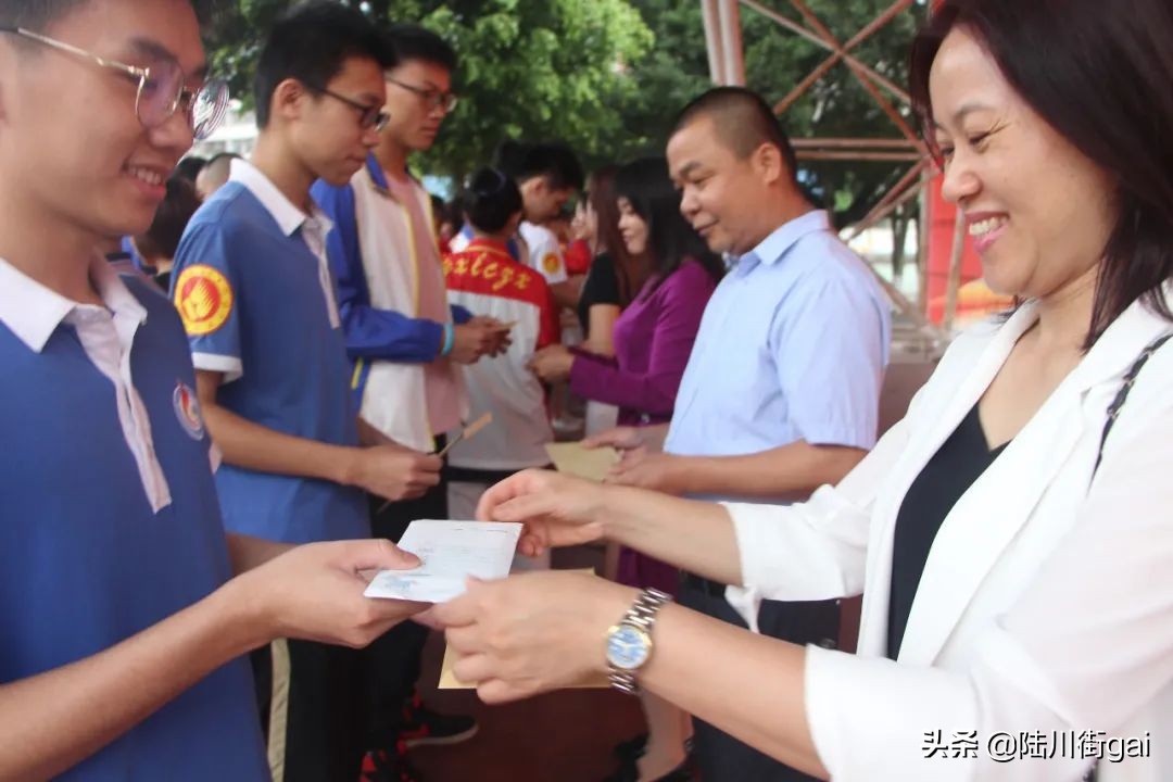 廣西陸川縣中學(xué)舉行2021十八歲成人儀式(圖21)