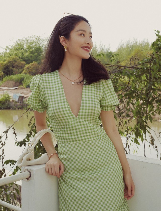 杨采钰个人资料：容颜甜美身材有料，越看越高级！