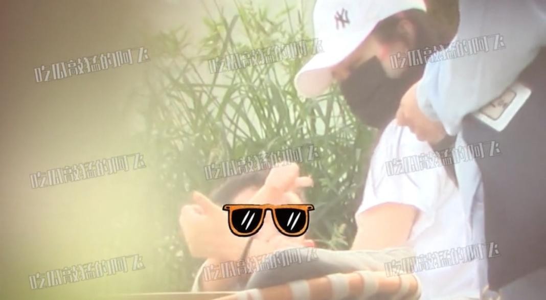 赵丽颖风波后首现身，从冯绍峰处接爱子出游，与其亲密互动显母爱