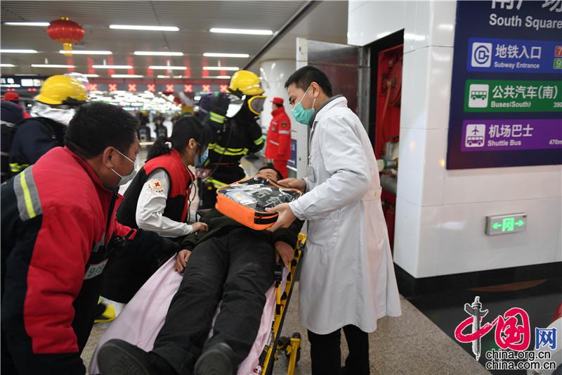 北京西站地铁站发生火灾怎么办？200余名消防员夜间演练灭火救援