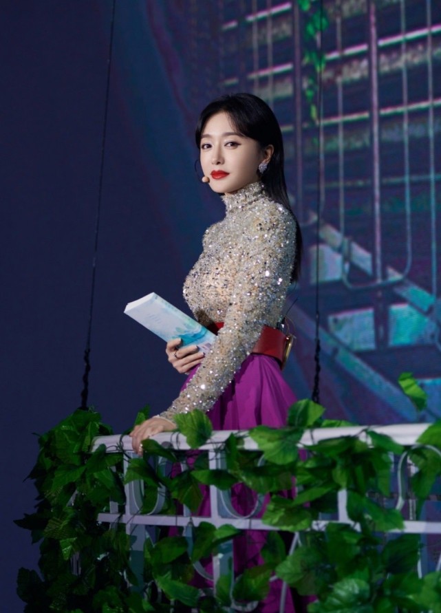 央视中秋晚会：张含韵造型好仙！邓紫棋成背景板，关晓彤惊艳众人