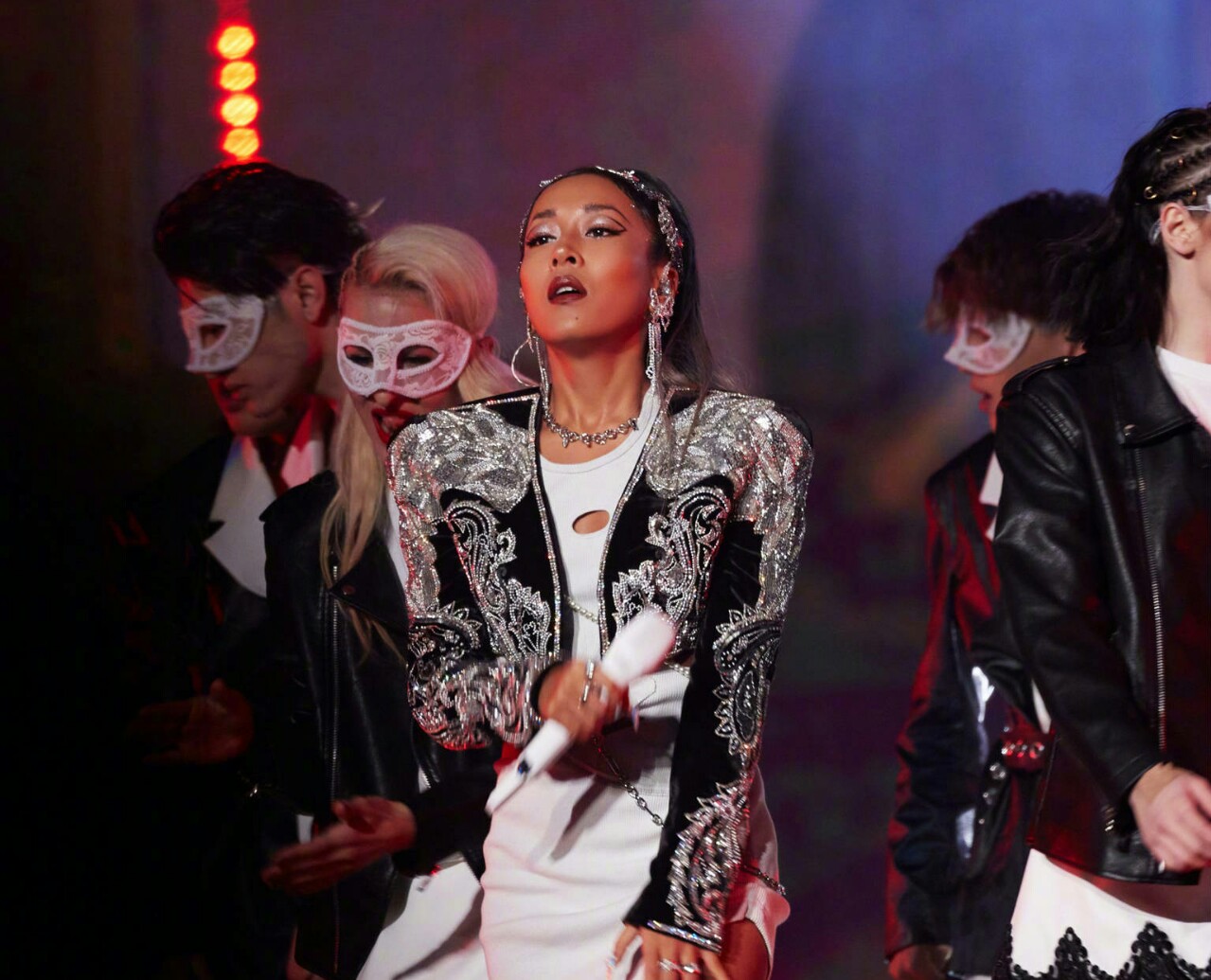 吉克隽逸夜游西湖，手机掉湖里：舞台上可酷可帅，生活中憨憨可爱