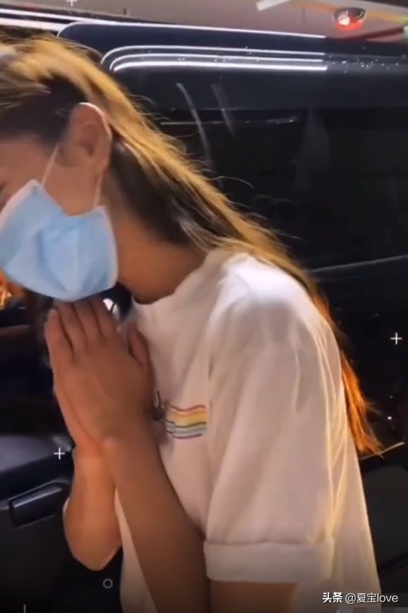 baby才是真正的芭比脸，芭比身材，路人镜头下她