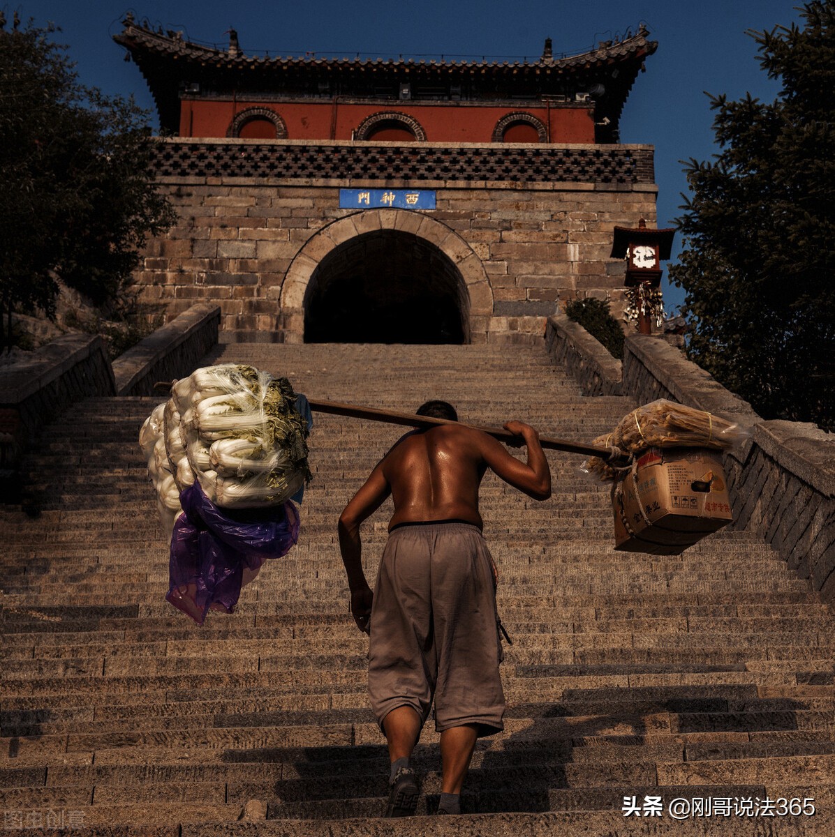 河北卡车司机疑遭罚款自杀，不懂法还是以死明