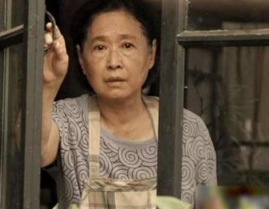 她是张嘉译的“妈”，国家一级演员，从未演过主角却越老越红