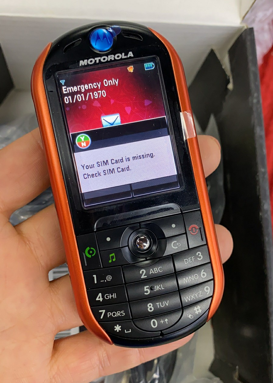 淘宝闲鱼不断涌现大量全新升级摩托罗拉手机E2，十四年前周杰伦代言，现如今价格99元