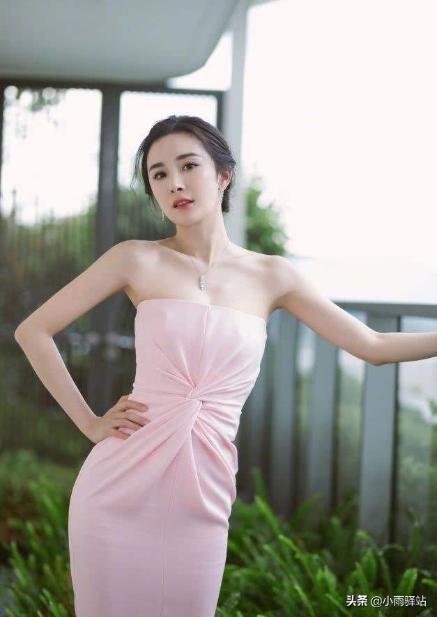 杨幂不愧是大幂幂，“浴巾裙”也能穿出凹凸感，腰臀比堪称完美